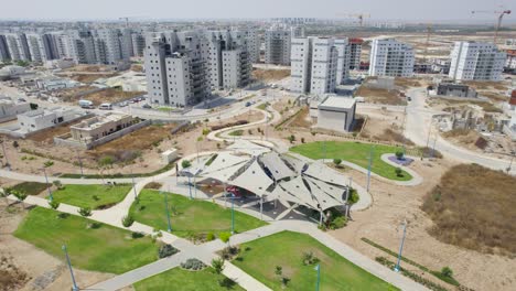 patio de recreo en el nuevo barrio de netivot, israel