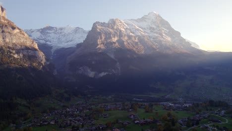 imágenes aéreas de drones dolly de izquierda a derecha sobre grindelwald con impresionantes vistas de la cara norte del eiger y fiescherhorns