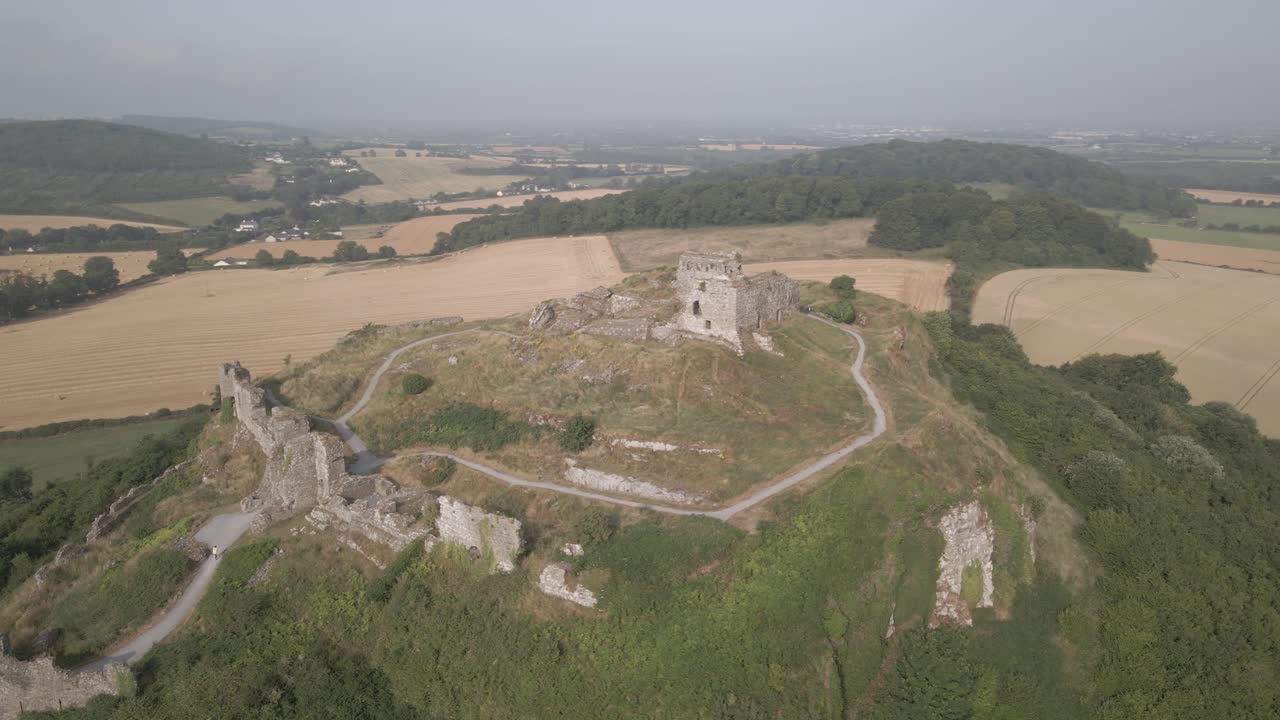 언덕 위의 아일랜드 성 - 농업 지형으로 둘러싸인 두나마세의 바위 - 공중 궤도 사격
