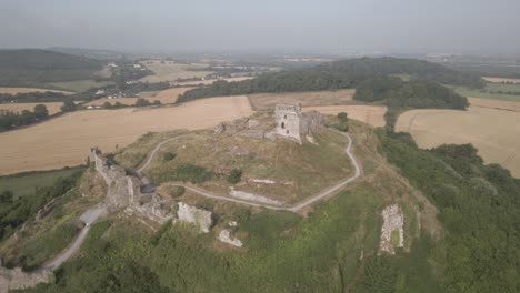 castillo de irlanda en la cima de una colina - roca de dunamase rodeada de terreno agrícola - toma aérea en órbita