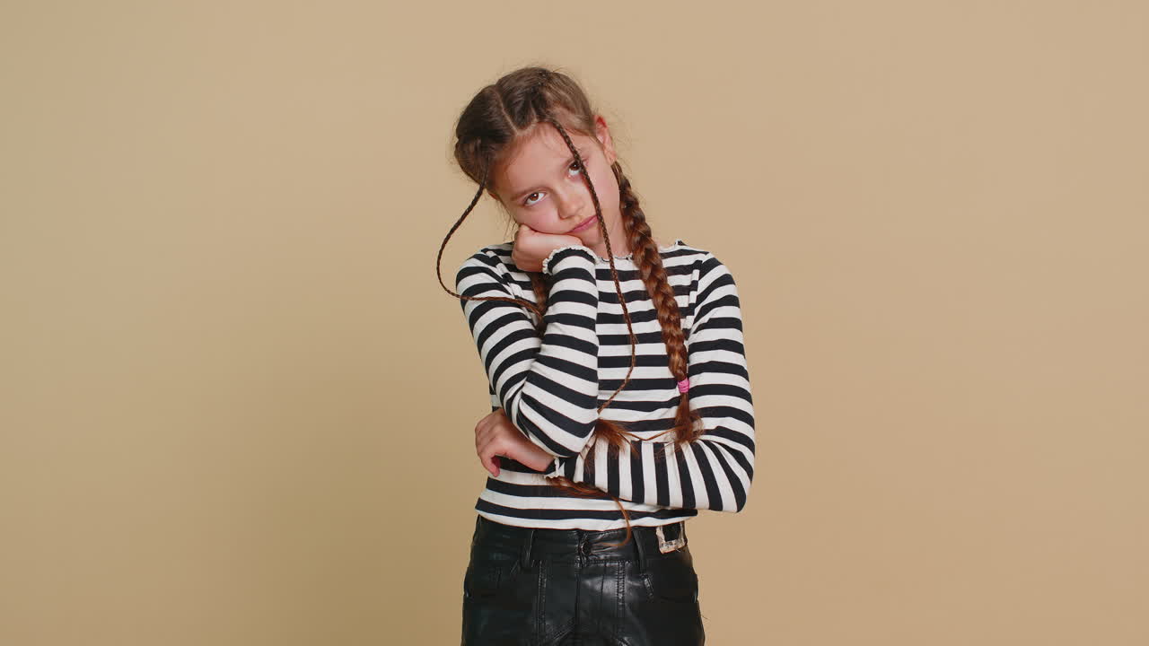 Bambina stanca espressione annoiata esausta da una storia noiosa non interessata alla conversazione di comunicazione