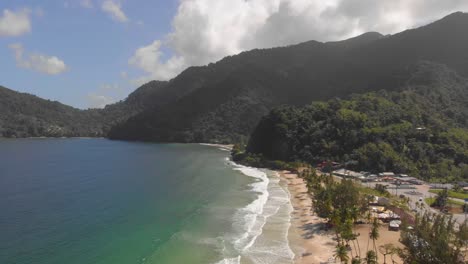 Maracas-Bay-Y-Tyrico-Bay-En-El-Fondo-En-Esta-Famosa-Ubicación-De-La-Costa-Norte-En-La-Isla-De-Trinidad