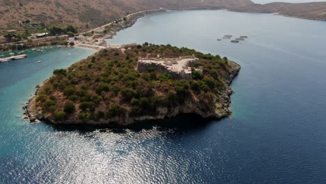 fantástica toma aérea circular y de rango medio sobre el castillo de porto palermo en albania y en un día soleado