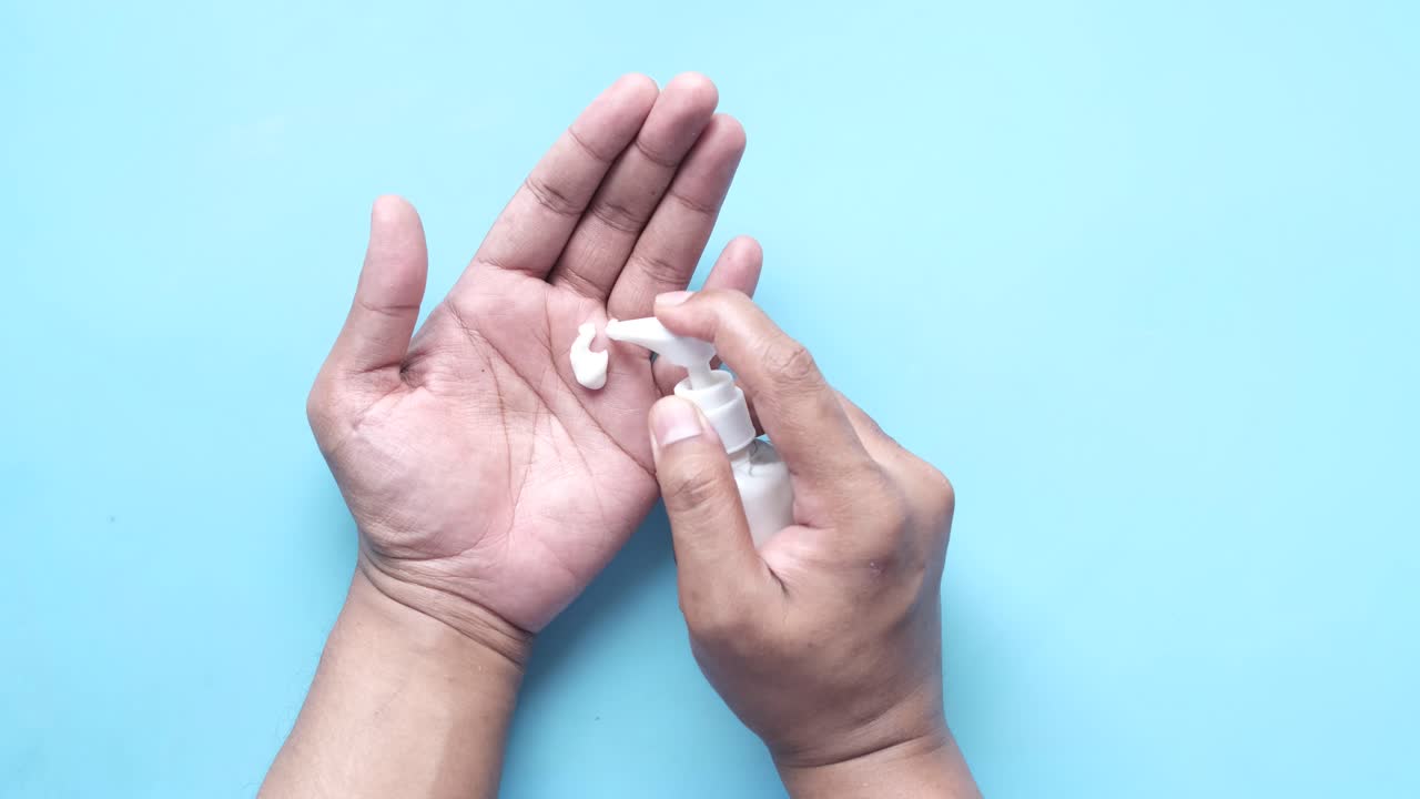 Applicare gel igienizzante mani e lozione