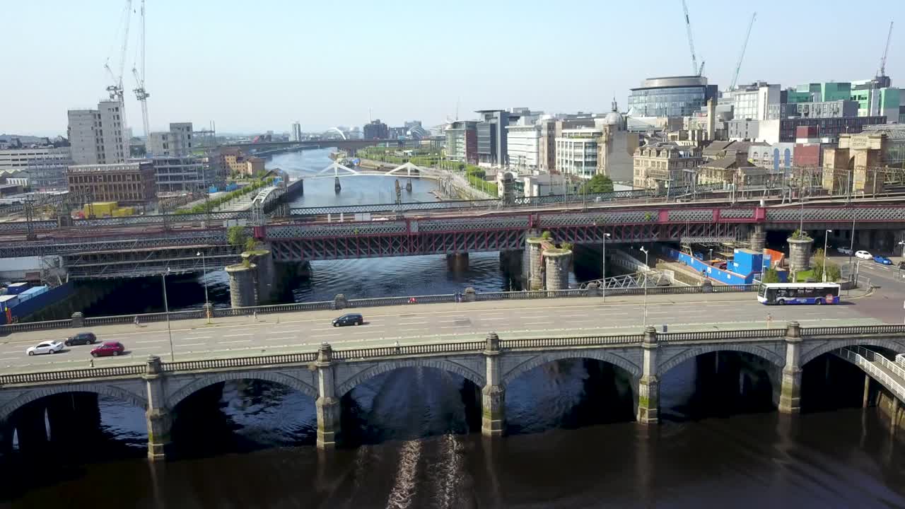 클라이드 강에서 보트를 쫓는 드론