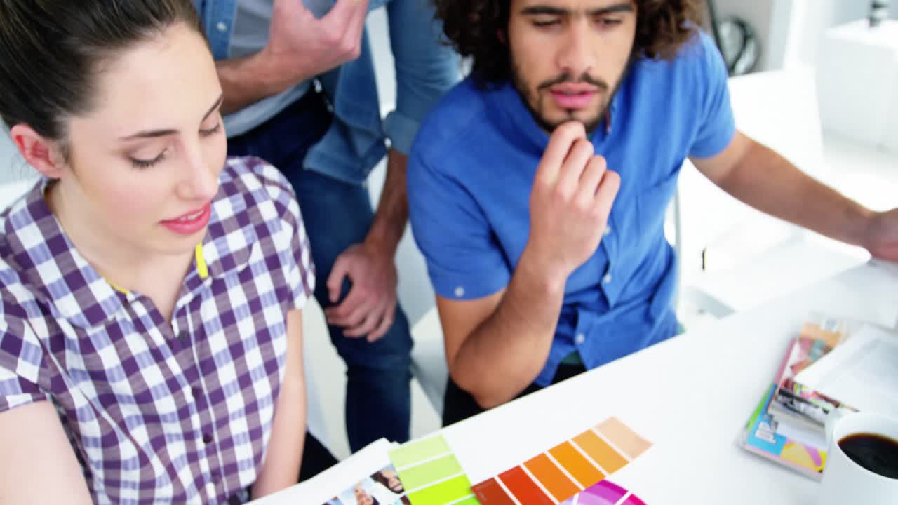 diseñadores gráficos masculinos y femeninos interactuando entre sí