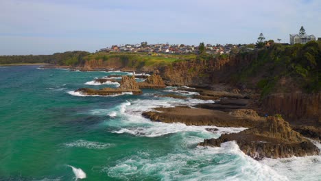 Vista-Panorámica-De-Las-Pilas-De-Mar-En-Las-Rocas-De-La-Catedral-Cerca-De-La-Ciudad-Costera-En-Kiama-Downs,-Nueva-Gales-Del-Sur,-Australia---Toma-Aérea-De-Drones