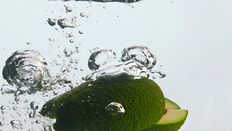 Avocadostücke-Spritzen-In-Superzeitlupe,-Nahaufnahme,-Im-Wasser.-Leckeres-Bio-Essen