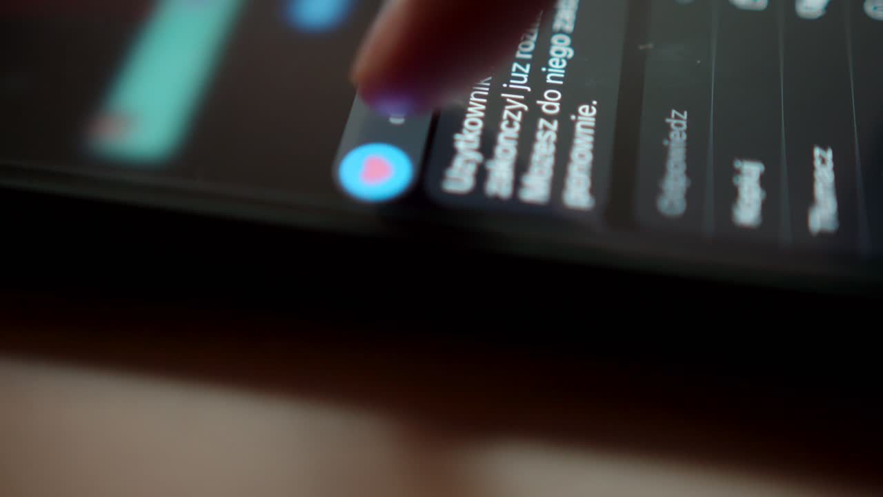 Invia una reazione di pollice in su a un messaggio sullo smartphone