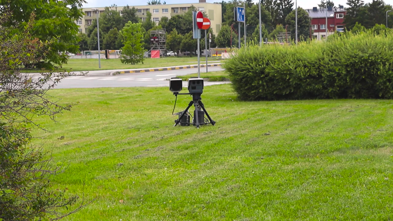 Mobilt politi Lidar hastighedskamera-system på et stativ, der overvåger bytrafikken til retshåndhævelse, måler køretøjers hastighed for at håndhæve hastighedsgrænser og forbedre trafiksikkerheden