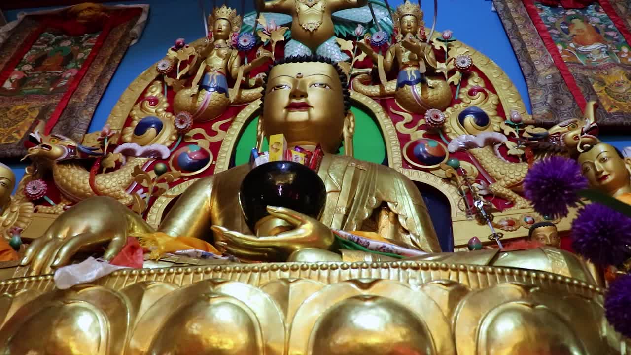 2023년 3월 22일 인도 히마찰프라데시 마날리에서 촬영된 다른 각도에서 아침에 볼 수 있는 불교 수도원 내부의 불상