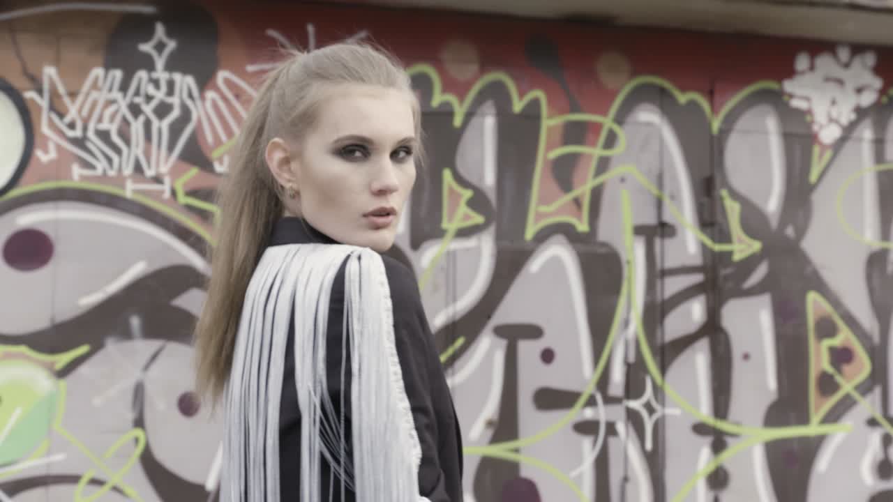 도시 환경에서 세련된 여성