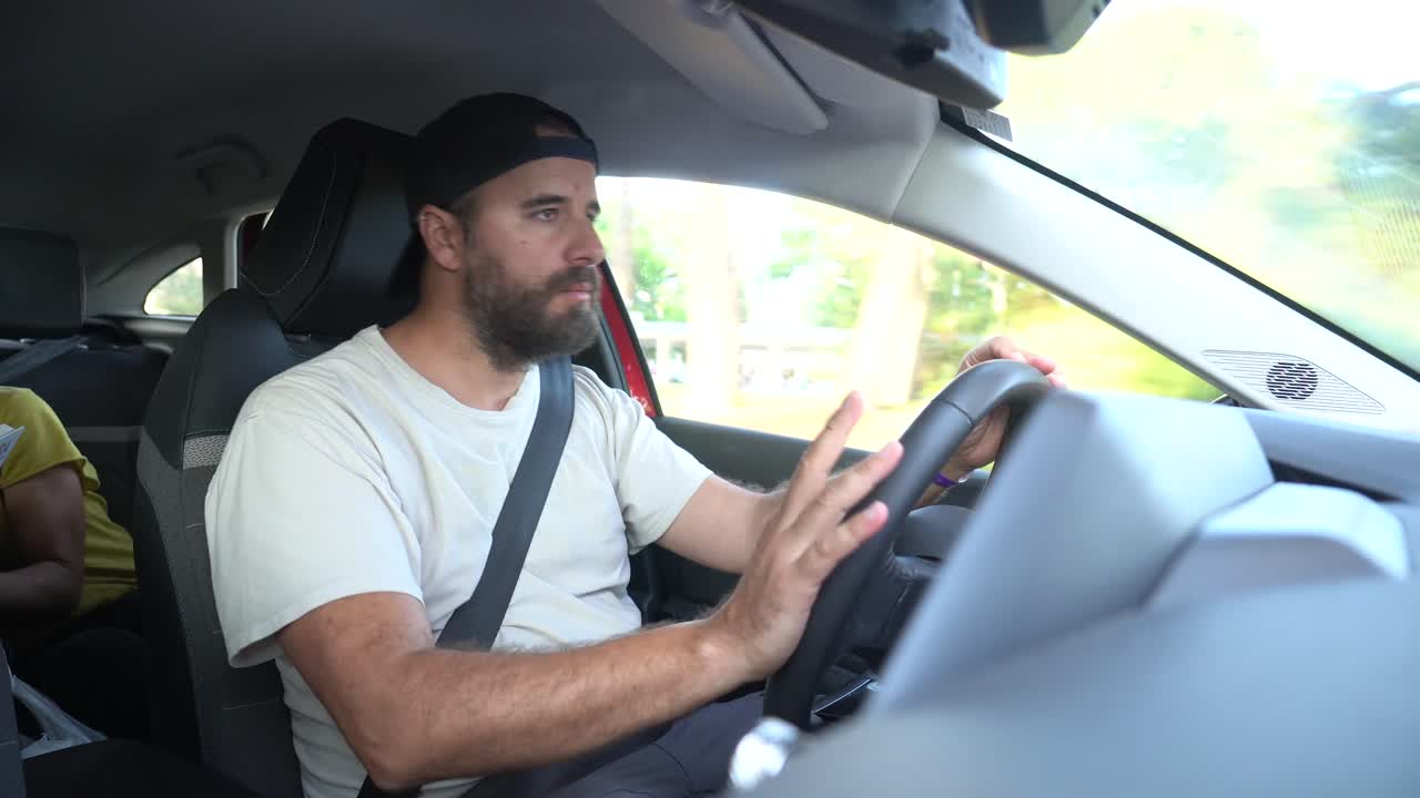 hombre conduciendo coche