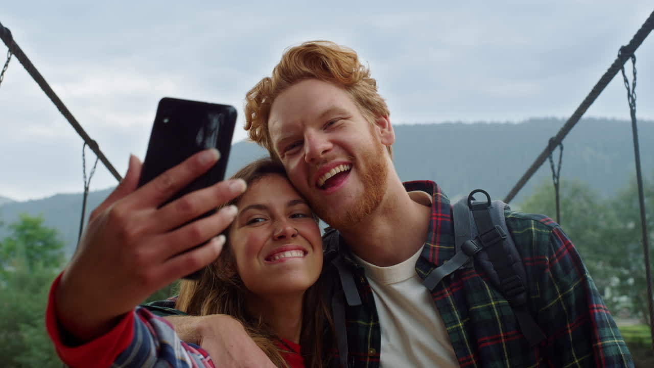 parejas de viajeros tomando selfies en la naturaleza de las montañas. amigos abrazándose.