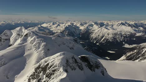 Increíble-Vista-Aérea-De-Las-Montañas-Desde-El-Glaciar-Matier-Cerca-Del-Parque-Provincial-Del-Lago-Joffre