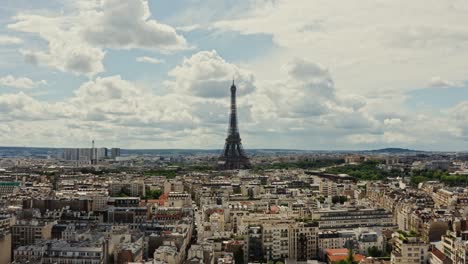 el horizonte de parís con la torre eiffel