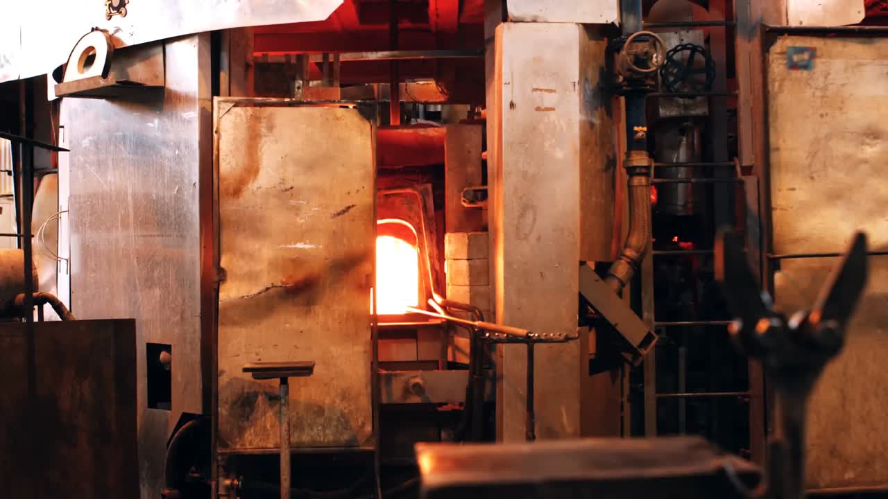 Postazione di lavoro e forno vuoti