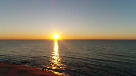 Fantásticos-Grandes-Atardeceres-Naturales-Sobre-El-Mar.-Tarde,crepúsculo.4k