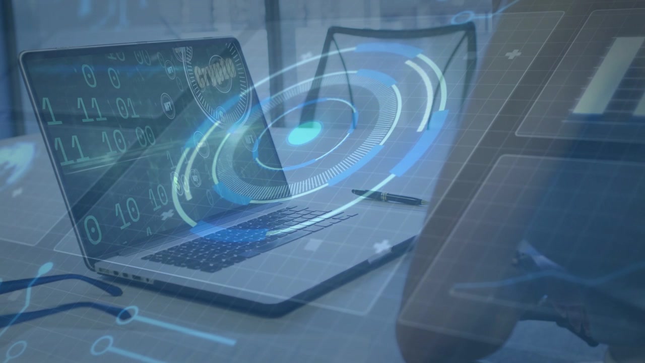 Mano femminile che si libra, toccando un tablet in una demo tecnologica, causando un HUD rotante sopra un laptop che mostra codice binario.