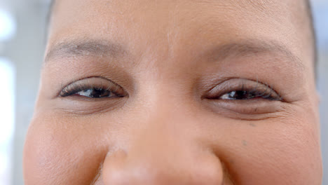 retrato de ojos felices de una mujer afroamericana en el hospital, en cámara lenta
