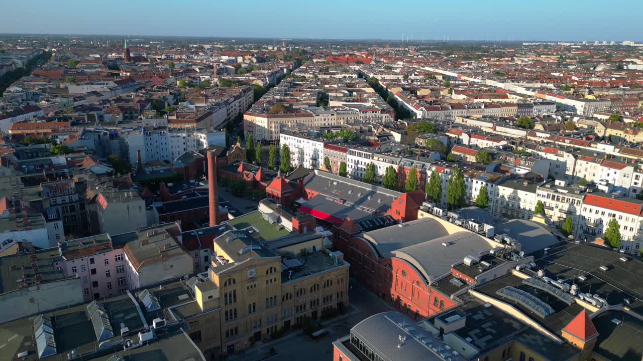 베를린의 도시 풍경, 주거 및 상업 건물, 거리 및 녹지 공간의 혼합물을 포착합니다.