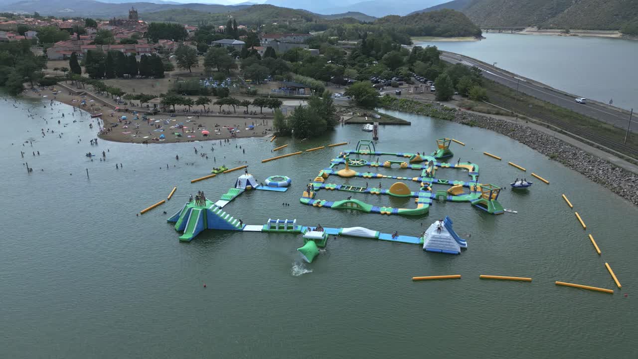 프랑스의 여름 동안 카니구 빈사 (canigou vinça) 의 수중 점프의 조류 시각