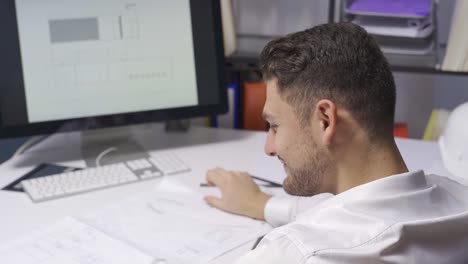 el exitoso arquitecto de interiores ha completado su proyecto y está encantado.