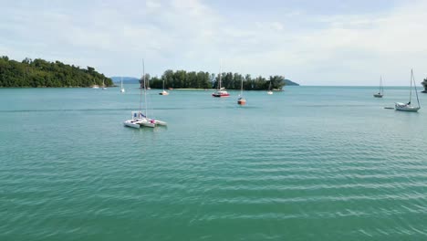 Luftdrohnenaufnahme-Von-Yachten,-Booten-Und-Schiffen,-Die-Auf-Pantai-Kok-Beach-Sea-Langkawi-Schwimmen