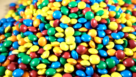 dulces de colores deiciosos y deliciosos cerca de la mesa giratoria