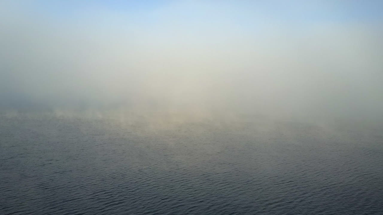공중:시원한 아침에 따뜻한 호수 표면에서 짙은 안개가 떠오른다