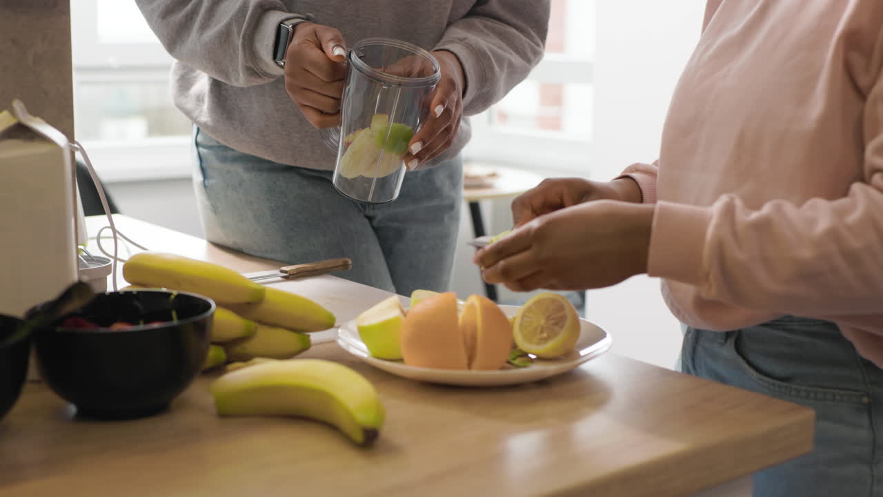 mujeres cortando frutas