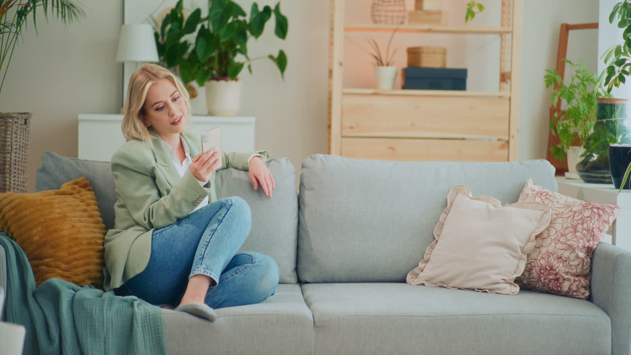 아름다운 소녀가 온라인 구매를 합니다.