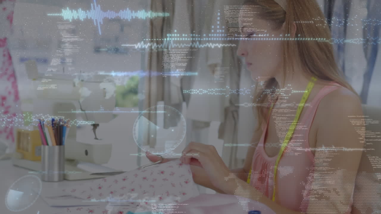 animación del procesamiento de datos sobre una mujer sonriente haciendo ropa en el estudio