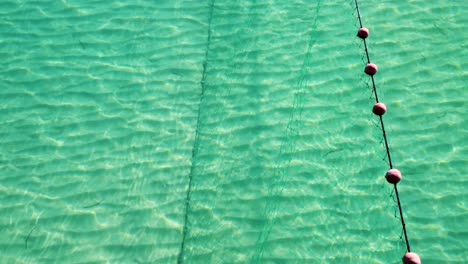 la pesca con redes en el mar egeo: vista aérea de una trampa tradicional en las aguas azules de tesalónica