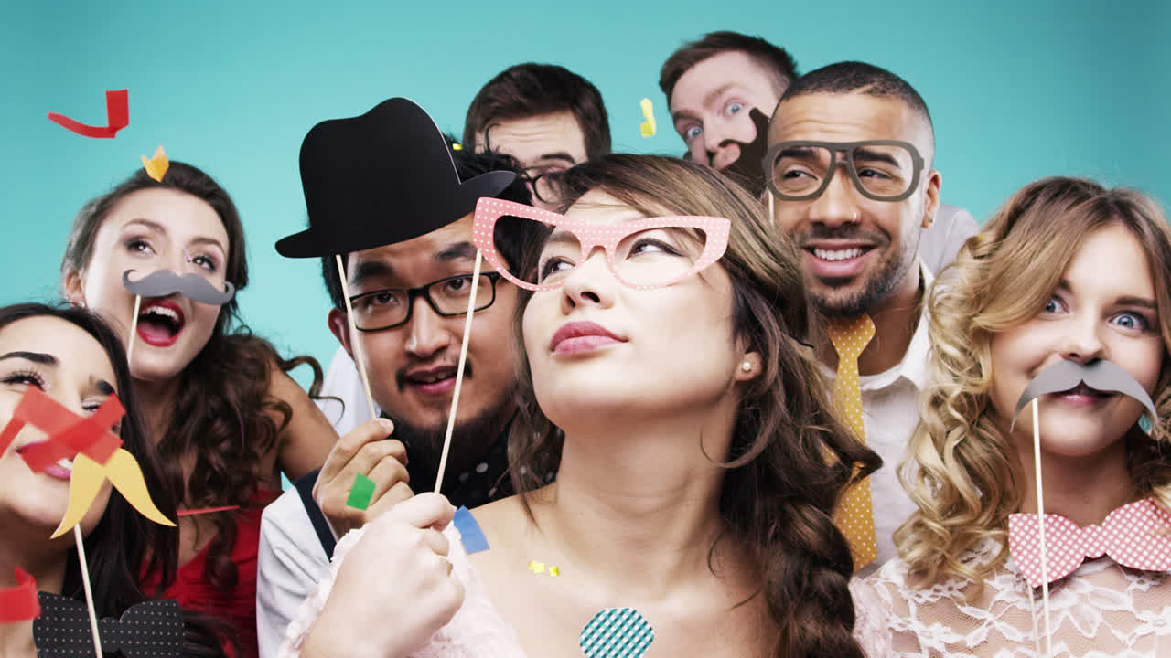 grupo multi-racial de personas divertidas celebrando la cámara lenta de la fiesta cabina de fotos