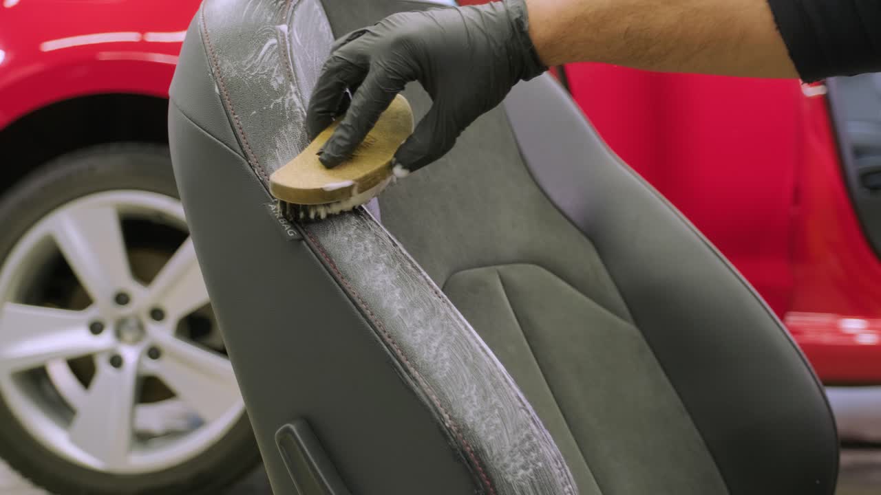 limpieza profesional de automóviles. lavado de sars. detalles interiores. limpieza en seco y detalles del interior de un automóvil. limpeza profunda de asientos. limpeza de espuma en el lavado de automóviles; limpieza del panel del automóvil del polvo. una aspiradora