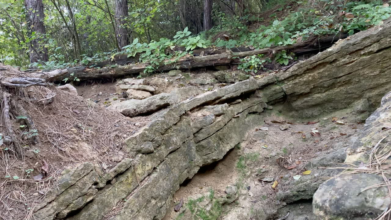 보스니아의 피라미드 이야기에 나오는 태양 피라미드 꼭대기의 발굴된 돌과 콘크리트 재료