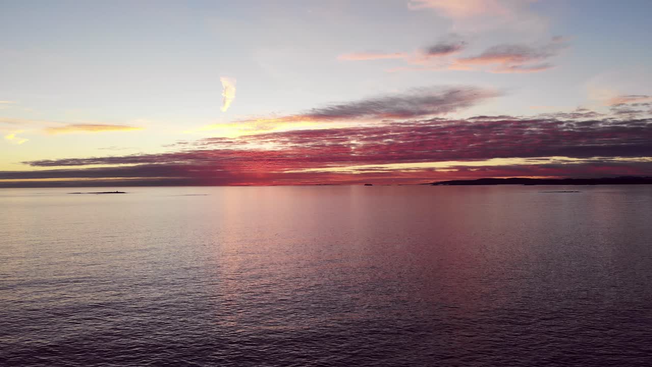 겨울에 북해 위에 화려한 일몰