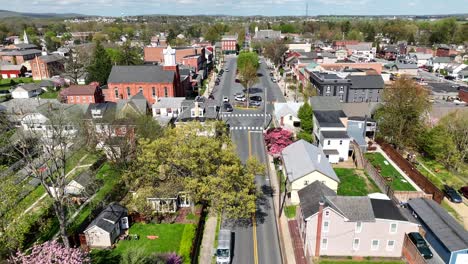 Kleine-Malerische-Amerikanische-Stadt-Im-Frühling-Mit-Blühenden-Bäumen