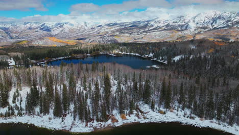 Lago-Perdido-Paso-Kebler-Aéreo-Cinematográfico-Zumbido-Colina-Con-Cresta-Gunnison-Colorado-Estaciones-Chocar-Temprano-Otoño-álamo-Temblón-Rojo-Amarillo-Naranja-Bosque-Invierno-Primero-Nieve-Polvo-Montañas-Rocosas-Adelante-Lentamente