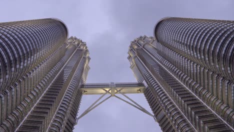 Petrona-Twin-Towers,-Kuala-Lumpur,-Malaysia,-Blick-In-Die-Mitte-Des-KLCC-Nach-Unten