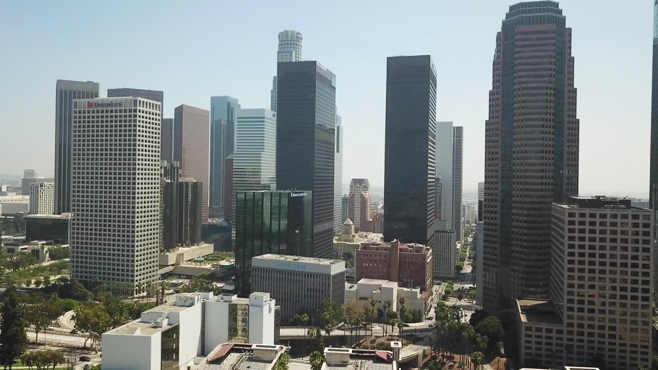 Carrellata aerea in avanti su Los Angeles, California, verso una vista ascendente sopra il centro di Los Angeles