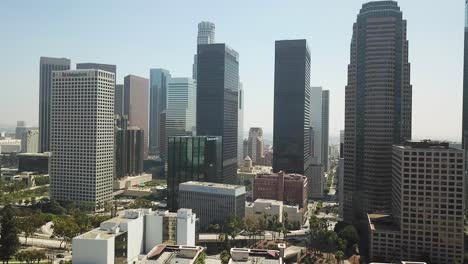 Los-Ángeles,-California,-Dolly-Aéreo-Hacia-Adelante-En-Vista-Ascendente-Sobre-El-Centro-De-La-Ciudad-De-Los-Ángeles.