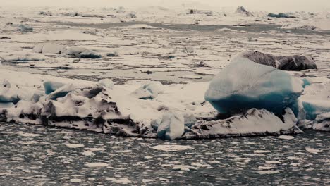 Diferentes-Movimientos-De-Cámara-Que-Muestran-Icebergs-En-La-Laguna-Glaciar,-Islandia