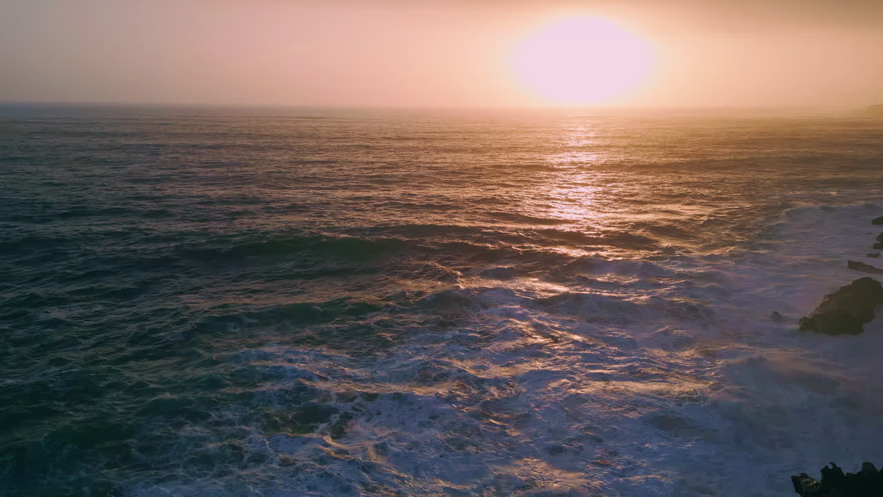 여름 저녁에 바다 물을 반사하는 해가 지는 빛, 공중에서 황금빛 해가 가는 하늘