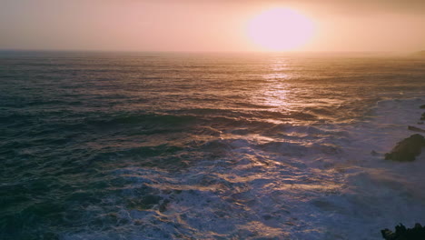 la luz del atardecer que refleja el agua del océano en la noche de verano. cielo dorado al atardecer
