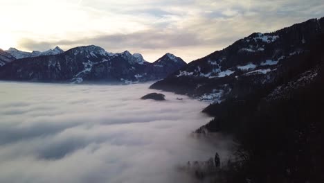 Weit-über-Den-Nebel-Fliegen