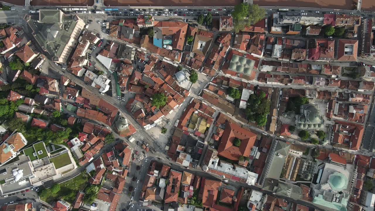 도시 계획의 드론 뷰, 도시의 중간을 통과하는 긴 강에서 교통이 가능합니다.