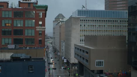 estableciendo una toma del centro de cincinnati, ohio, la calle 6 con vistas a los edificios federales john weld peck y proctor y gamble.