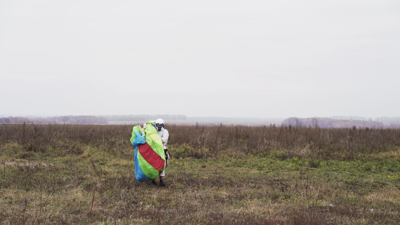 에서 낙하산을 준비하는 사람